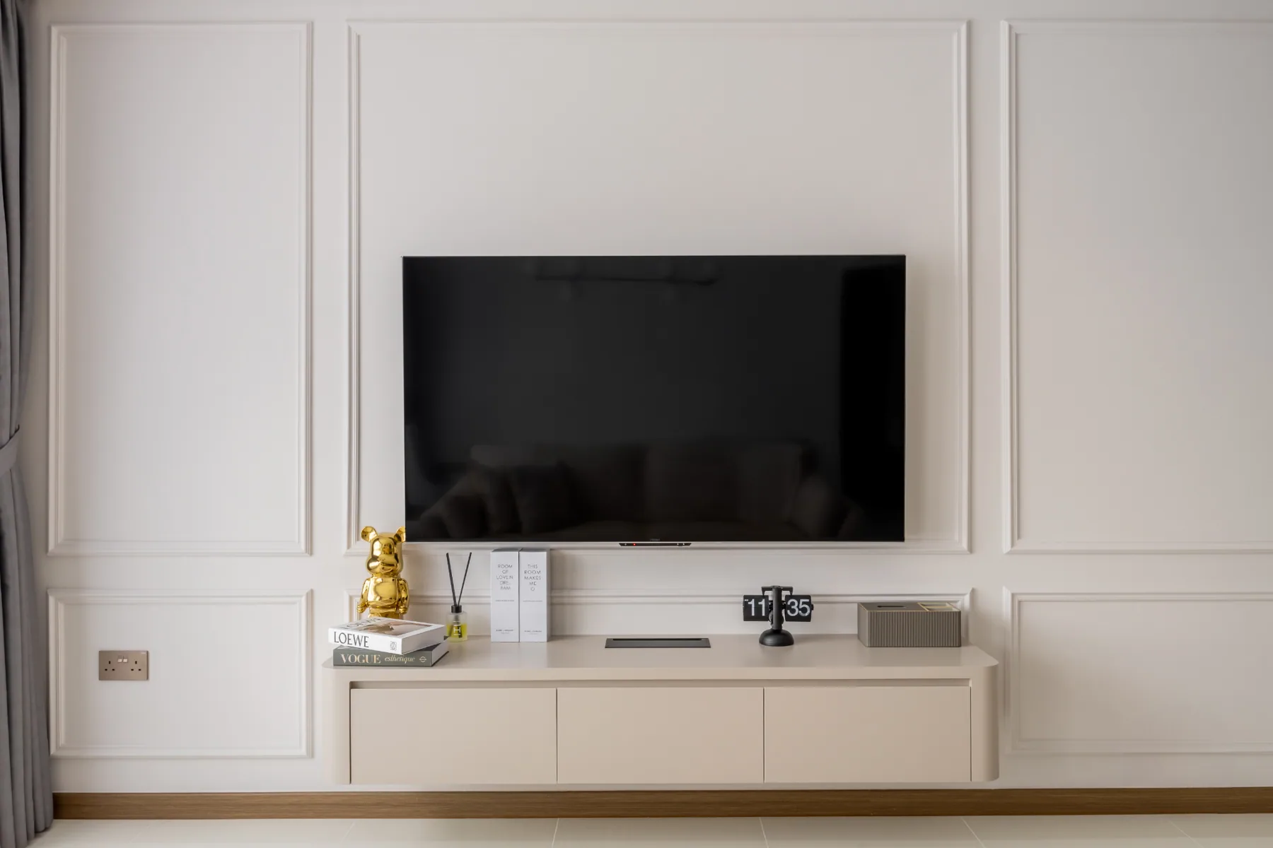 Blk 859D Tampines — TV feature wall